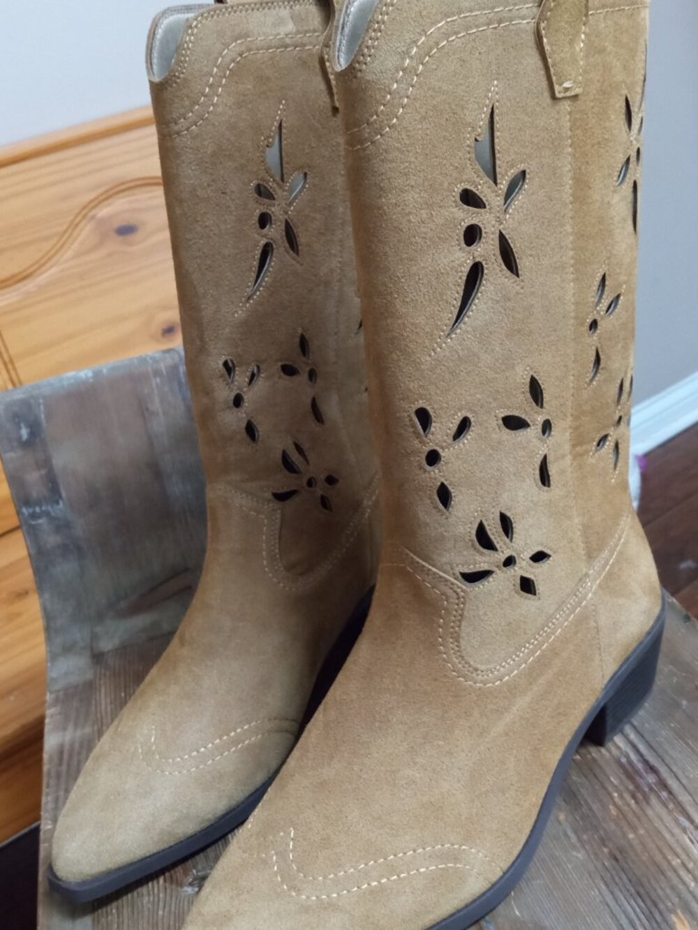 No Boundaries Women's Size 9 Cut Out Western Boots NEW!